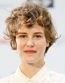 Diễn viên Carla Juri