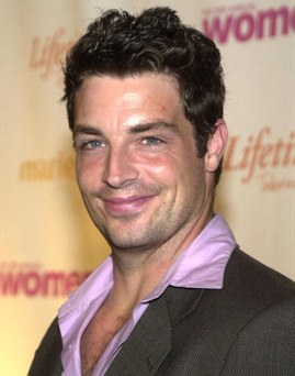 Diễn viên Brennan Elliott