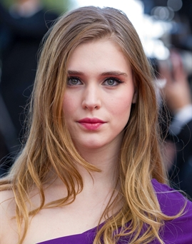 Diễn viên Gaia Weiss