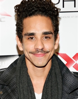 Diễn viên Ray Santiago