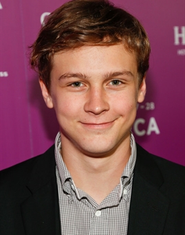 Diễn viên Logan Miller