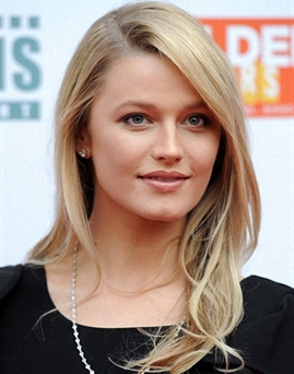 Diễn viên Lily Travers