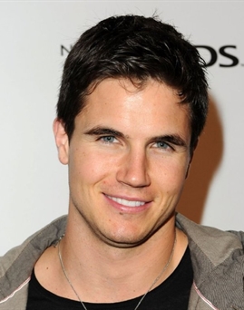 Diễn viên Robbie Amell