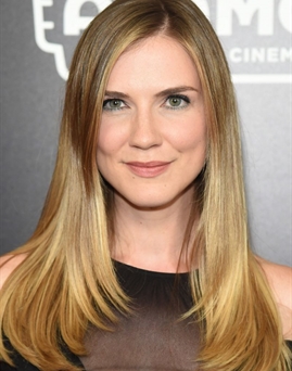 Diễn viên Sara Canning