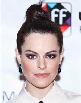 Diễn viên Emily Hampshire