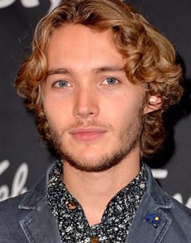 Diễn viên Toby Regbo