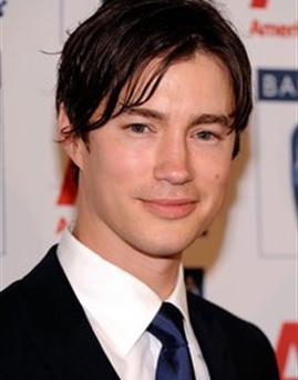 Diễn viên Tom Wisdom